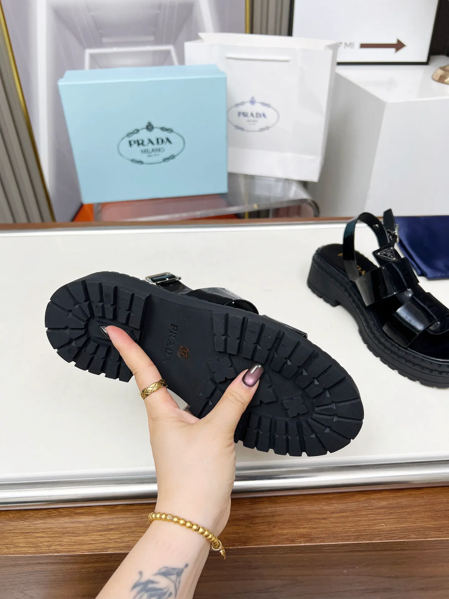 👟👟Ex-factory price 420👟👟 PRADA/Prada 25ss new spring and summer sandals. The simple design is probably the most popular thing about it. It is not the kind that is found on the street. It has its own brand personality. The fabric is made of calfskin and the lining is mixed sheepskin. Heel height: 4.5cm Size: #35-41 (35 41 custom-made is not returnable)